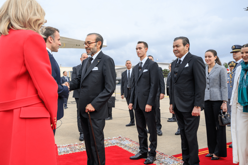 Retour en images sur le premier jour de la visite d'État d'Emmanuel Macron au Maroc