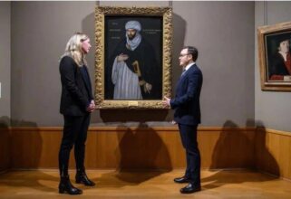 L'ambassadeur du Maroc au Royaume-Uni devant le portrait de son prédécesseur du XVIIe siècle