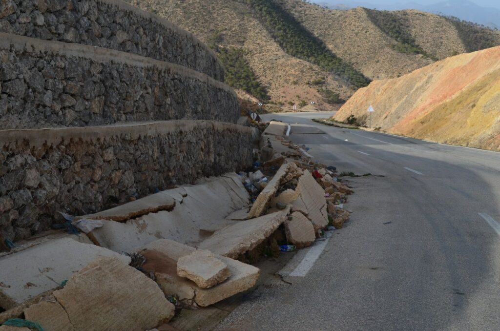 Comment des travaux sur la chaussée ont activé le dernier glissement de terrain entre Jebha et Al Hoceima (Avis d’experts)