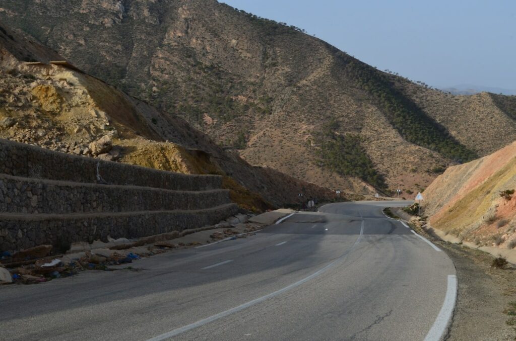 Comment des travaux sur la chaussée ont activé le dernier glissement de terrain entre Jebha et Al Hoceima (Avis d’experts)