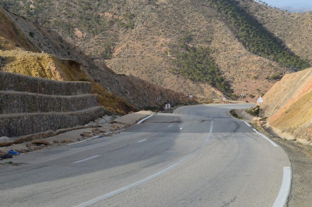 Comment des travaux sur la chaussée ont activé le dernier glissement de terrain entre Jebha et Al Hoceima (Avis d’experts)
