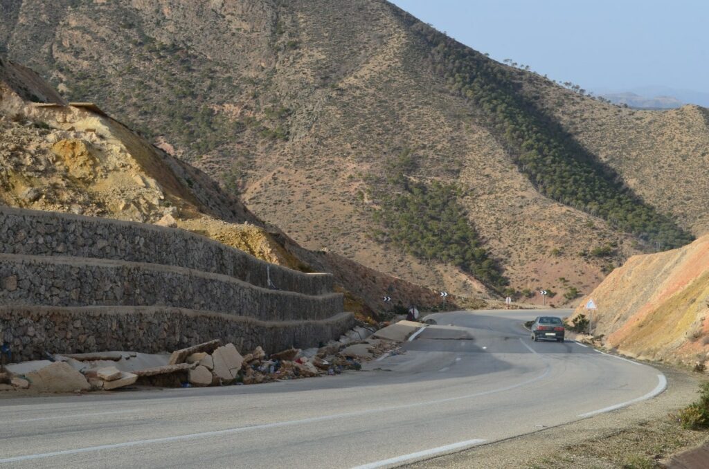 Comment des travaux sur la chaussée ont activé le dernier glissement de terrain entre Jebha et Al Hoceima (Avis d’experts)