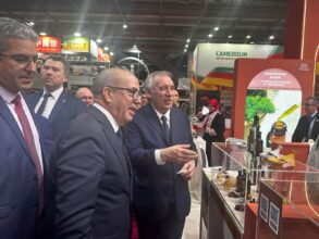 François Bayrou, Premier ministre français, visite le pavillon marocain au SIA de Paris