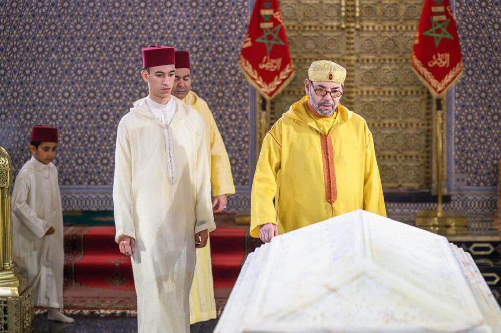 Le Roi Mohammed VI se recueille sur la tombe de Feu le Roi Mohammed V
