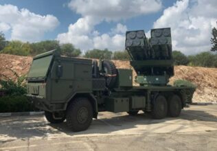 Le système de lance-roquettes multiples PULS marocain désormais opérationnel