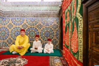 À l’occasion de la circoncision de ses deux fils, le Prince Moulay Rachid visite le Mausolée Moulay Idriss Al Azhar