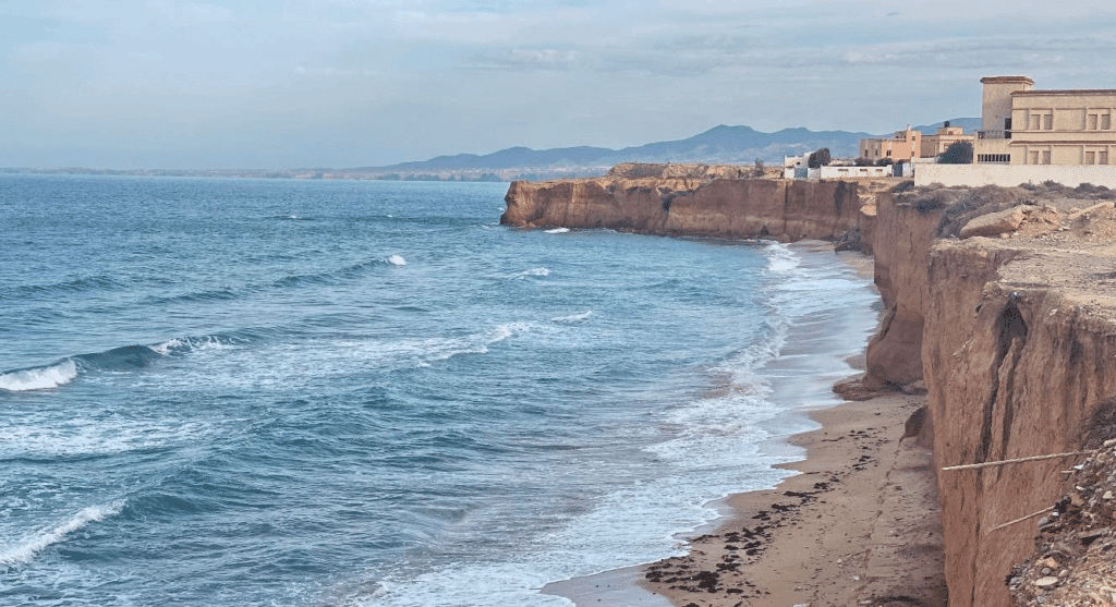 Les constructions situées à Kariat Arkmane sont quotidiennement menacées d'effondrement en raison de l'érosion marine imminente