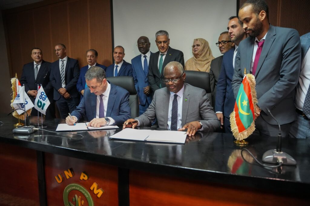 ici signature de l'accord de commercialisation du gaz naturel qui sera produit dans le champ de Banda et qui permettra d'uiliser le gaz naturel mauritanien pour la production d'électricité. cet accord réuni d'une part le consortium Taqa Arabia-GoGas et la société mauritanienne d'électricité (SOMALEC) et la SNIM, société minière mauritanienne.
