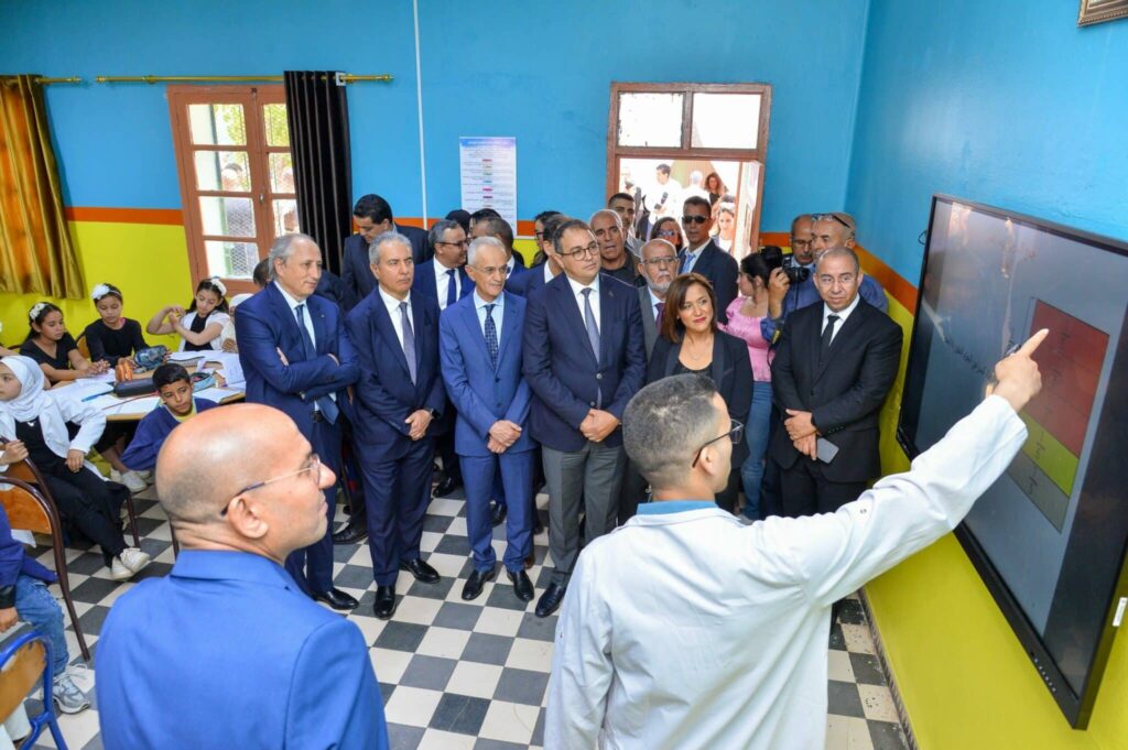 Digitaliser, cela commence à l’école : lancement de la 2ᵉ phase de &ldquo;Classes connectées Dir iddik&rdquo;