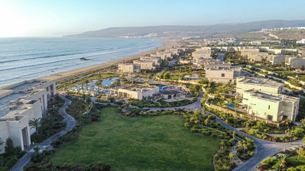 Une vue aérienne de Taghazout Bay