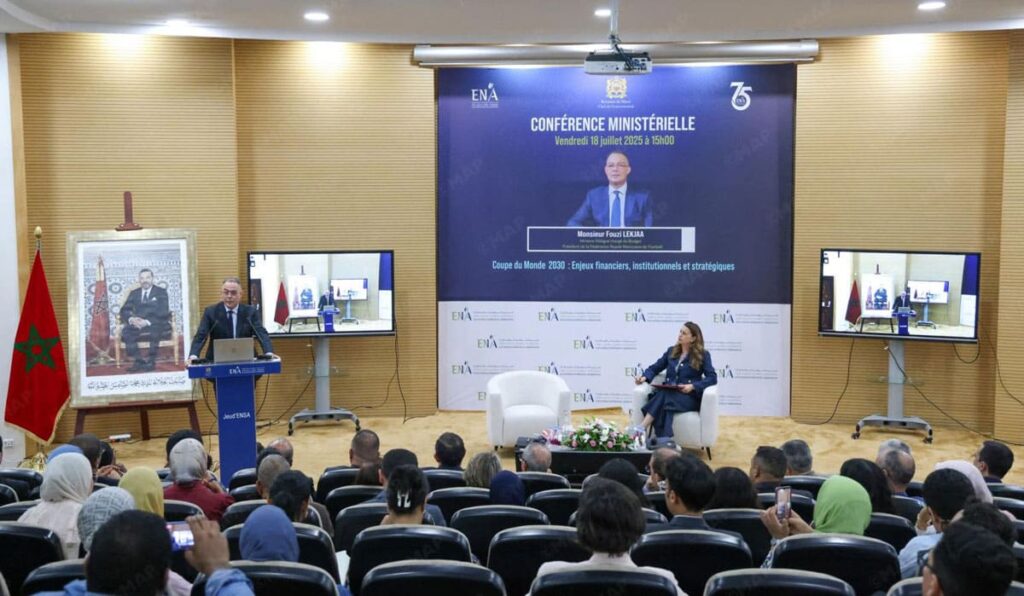 Fouzi Lekjaa lors d'une conférence ministérielle sur la "Coupe du Monde 2030 : enjeux financiers, institutionnels et stratégiques", organisée à l'ENSA.
