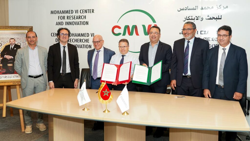 Signature de l’accord entre la FM6SS et AstraZeneca au Centre Mohammed VI pour la Recherche et l’Innovation.