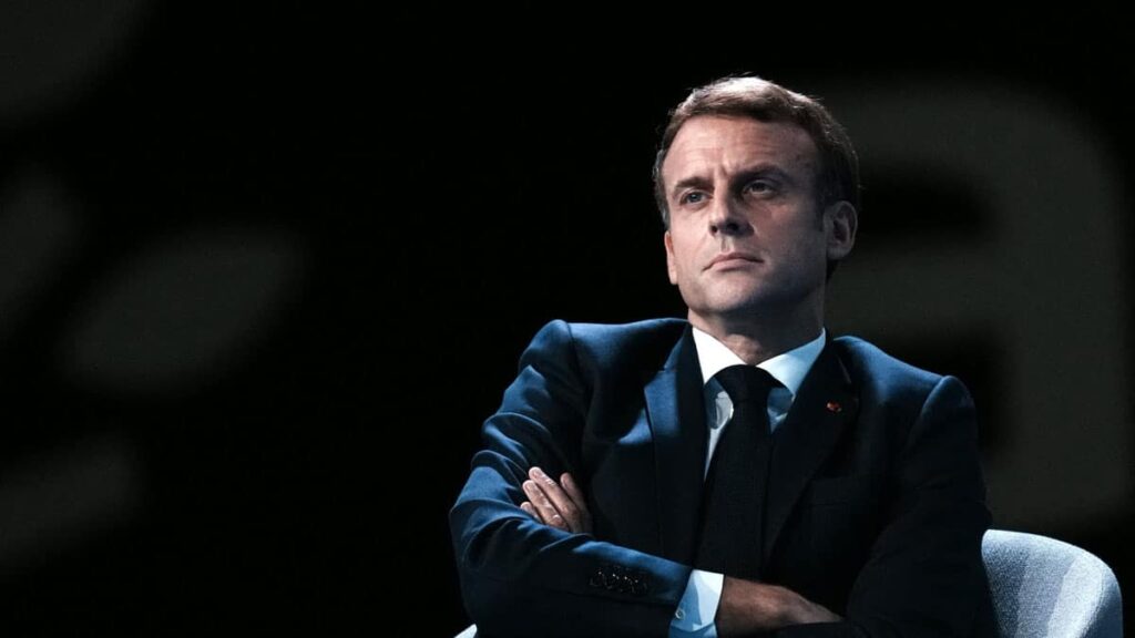 Crise avec l'Algérie : Emmanuel Macron somme le gouvernement de prendre des "décisions supplémentaires", notamment la suspension d'un accord sur les visas.