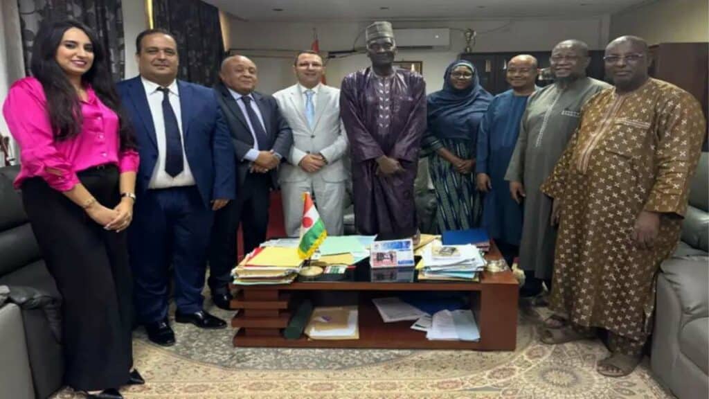 Membres des délégations marocaine et nigérienne posant ensemble dans un bureau officiel à Niamey.