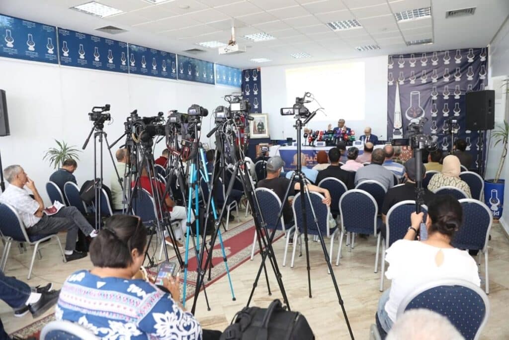 Benkirane, Azami Idrissi et Bouanou donnant la conférence de presse au sujet des élections 2026.