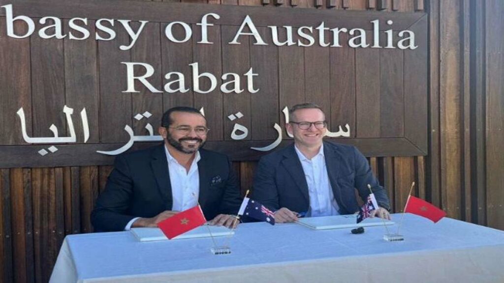 Deux responsables signent un partenariat entre l’ONMT et Intrepid Travel à l’ambassade d’Australie à Rabat.
