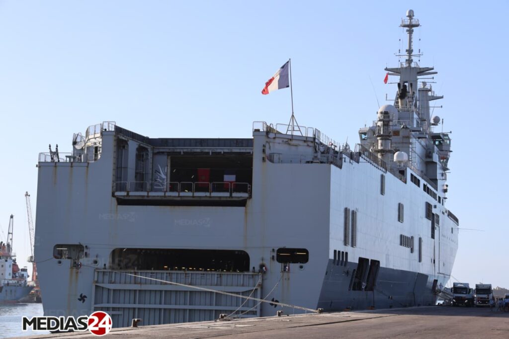 Le porte-hélicoptères amphibie Tonnerre en escale à Casablanca.
