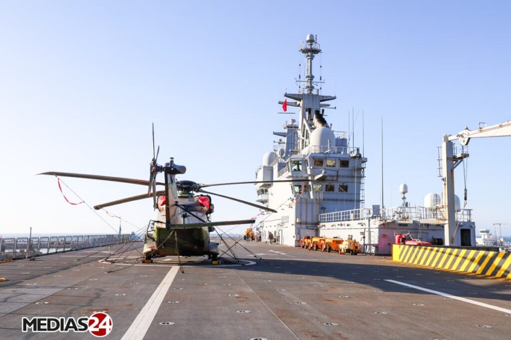 Le porte-hélicoptères amphibie Tonnerre en escale à Casablanca.