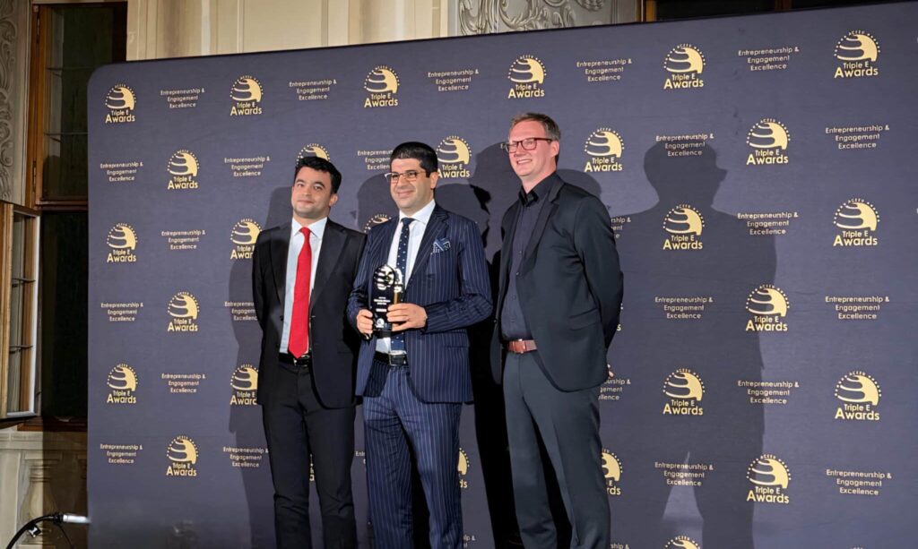 Pr. Abdelhak Azzouzi, Président de la Chaire des Nations Unies pour l’Alliance des Civilisations, et Pr. Tayeb Ouazzani Chahdi, Directeur Audit et Assurance Qualité, reçoivent le prix “Alliance University of the Year" au château de Prague