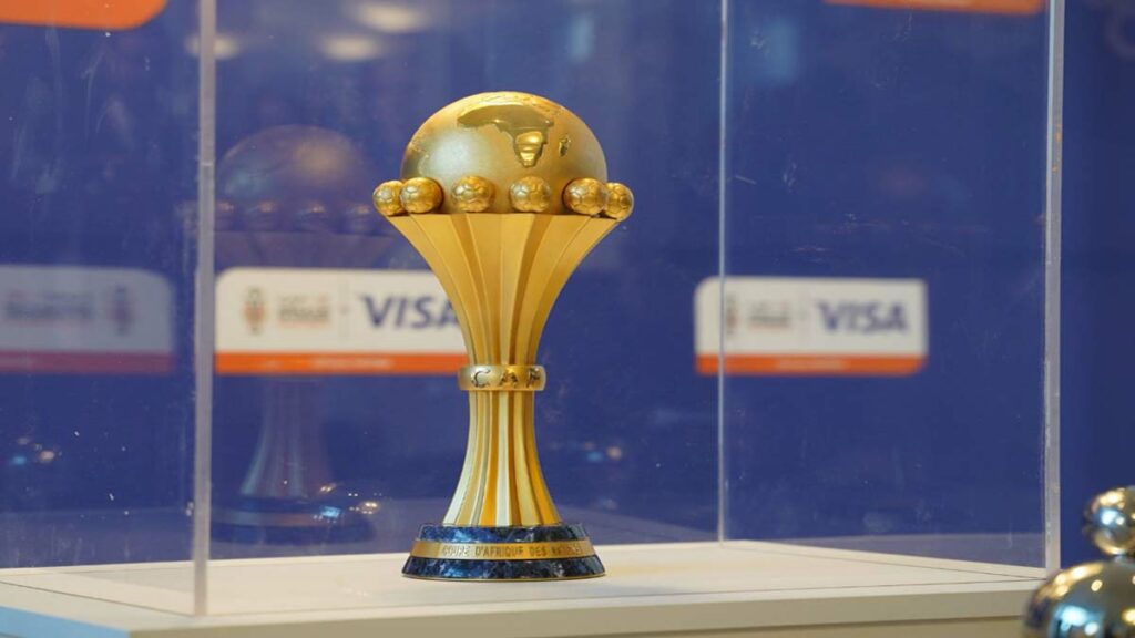 Trophée officiel de la Coupe d’Afrique des Nations exposé dans une vitrine.