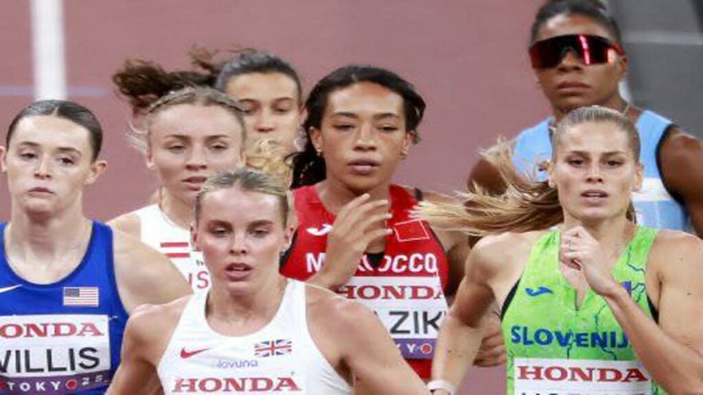 Athlètes féminines en compétition sur 800 m, dont la Marocaine Assia Raziki en tenue rouge, lors des championnats du monde d’athlétisme à Tokyo.