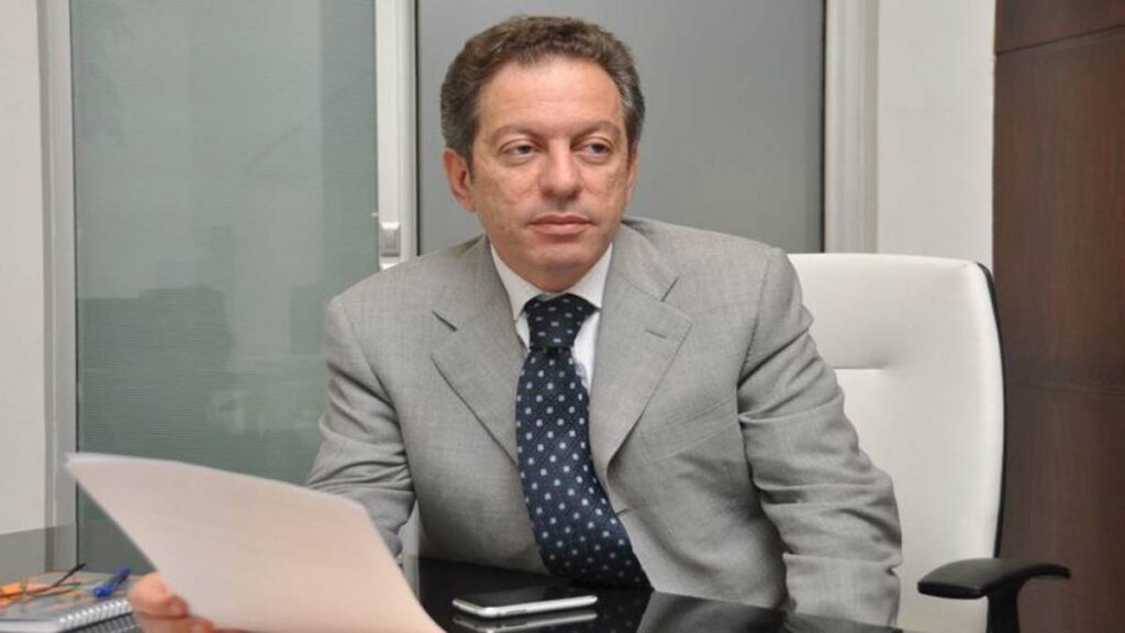 Portrait d’Ali Belhaj en costume, nommé président du Conseil d’Affaires Maroc – Royaume-Uni.
