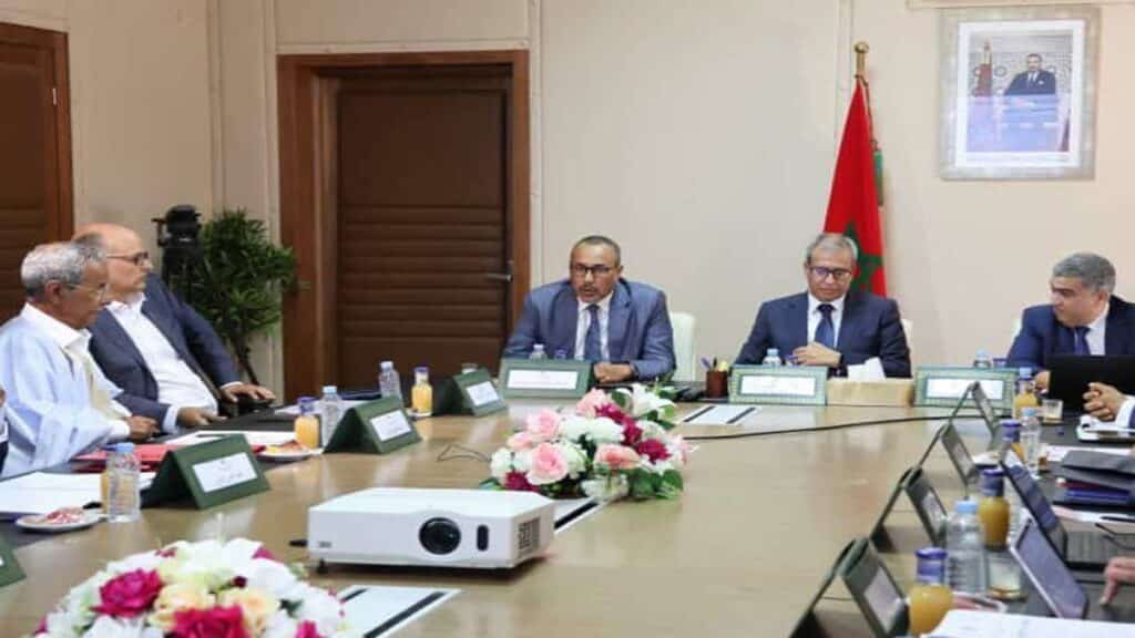 Responsables réunis autour d’une table lors du conseil d’administration de la Société Régionale Multiservices à Dakhla.