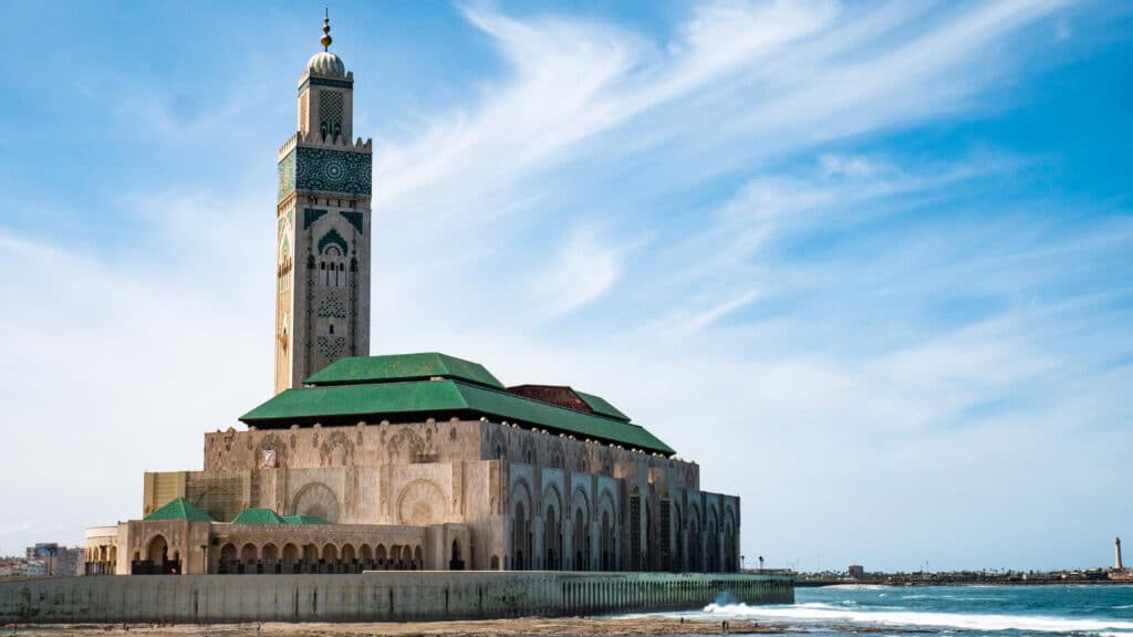 Vue de Casablanca et de la Mosquée Hassan II. Casablanca en préparation pour la Coupe du monde 2030, illustrant l’ambition touristique de la région