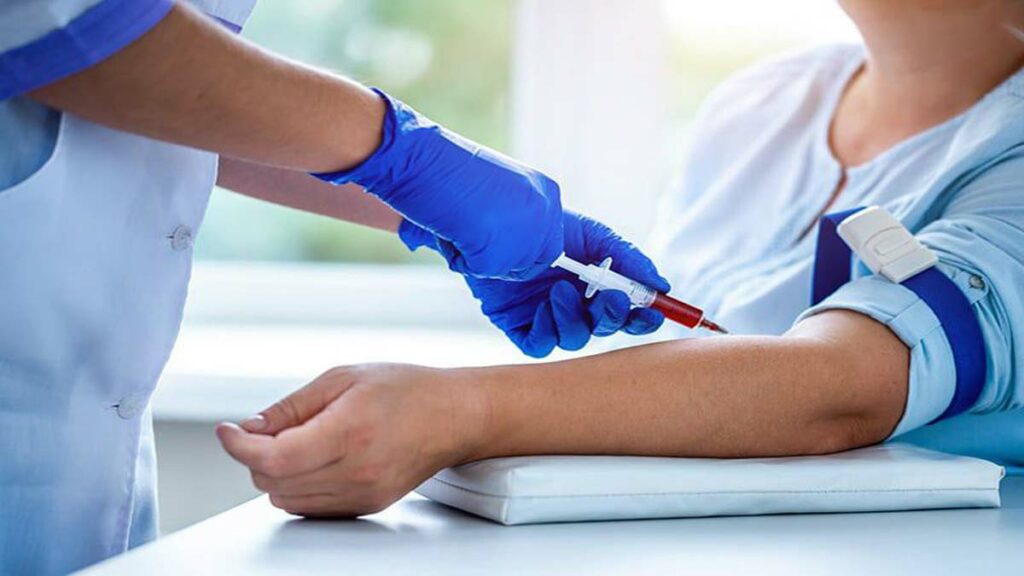 Femme effectuant un test de dépistage du cancer