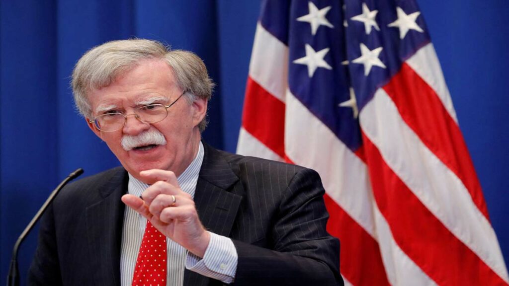 Portrait de John Bolton, ancien conseiller à la sécurité nationale, inculpé pour détention et transmission de documents classifiés.