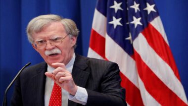 John Bolton, ancien conseiller de Trump, inculpé pour détention et partage de documents classifiés