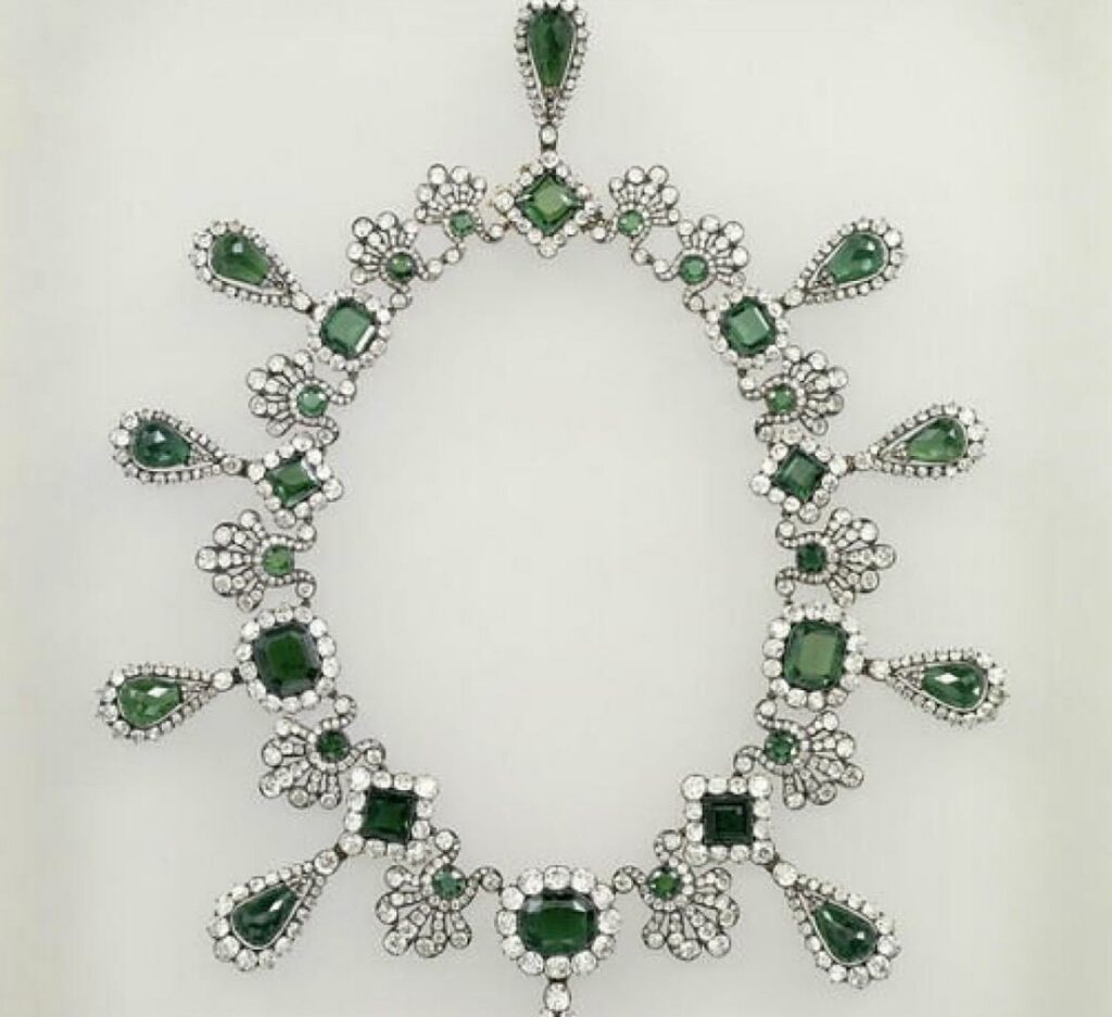 Le musée du Louvre cambriolé, 8 bijoux d'une &ldquo;valeur inestimable&rdquo; dérobés