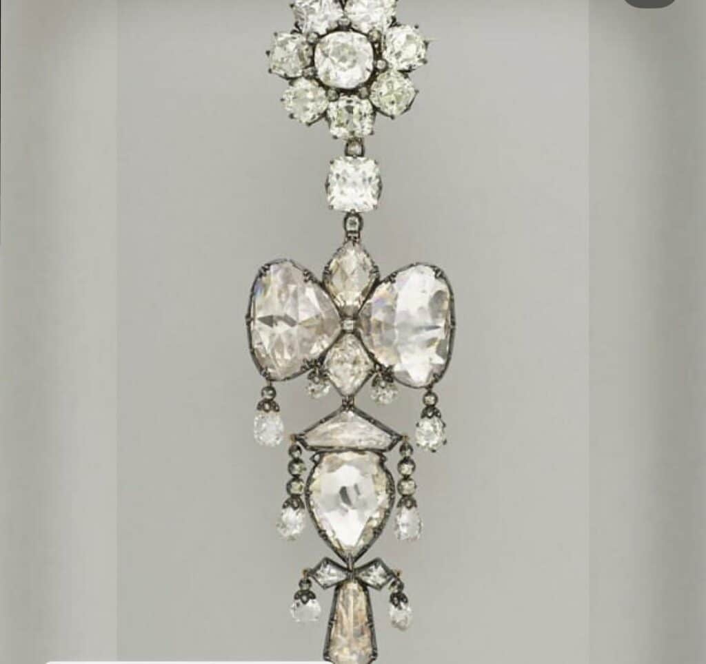 Le musée du Louvre cambriolé, 8 bijoux d'une &ldquo;valeur inestimable&rdquo; dérobés