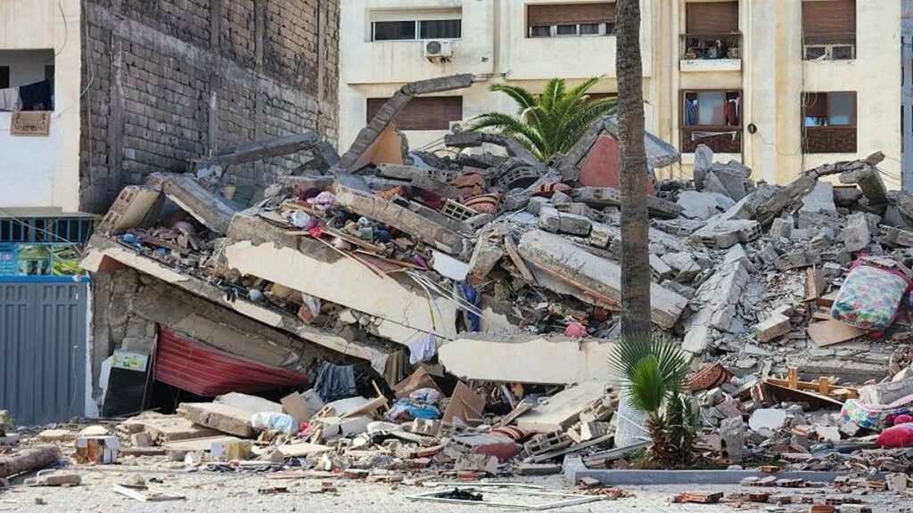 Opérations de secours sur les lieux d’un effondrement à Casablanca.