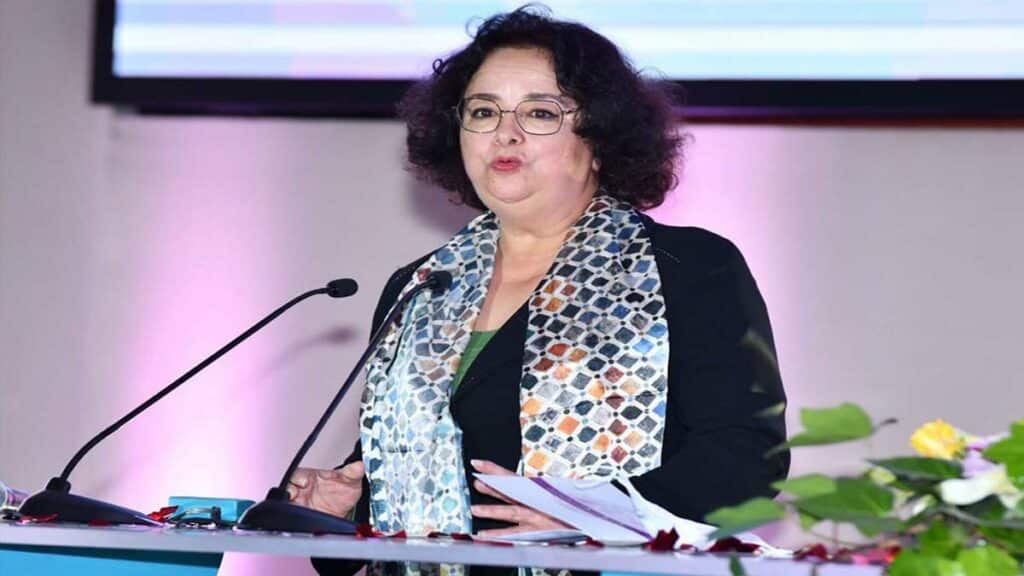 Latifa Akharbach, présidente de la HACA, intervient au Forum international des régulateurs à Bogota sur les dangers de la désinformation.