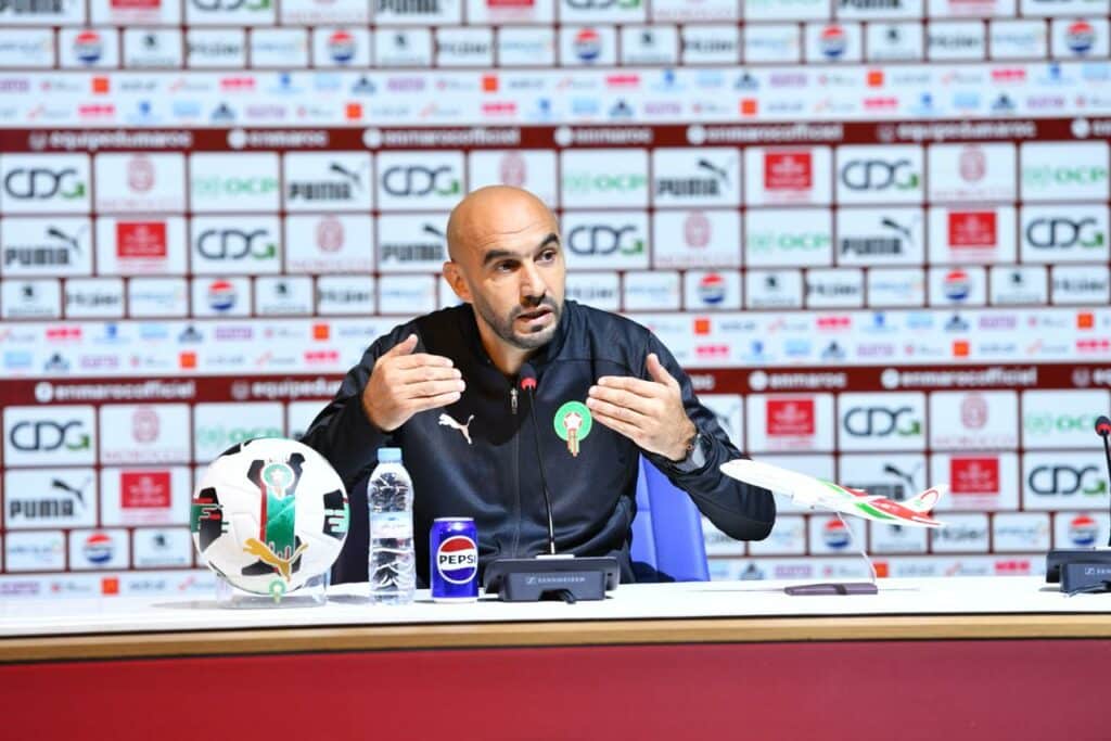 alid Regragui en conférence de presse : liste des 27 Lions de l’Atlas, retour de Romain Saïss, absence d’Achraf Hakimi