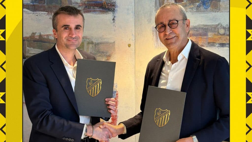 Responsables du MAS Fès signant l’accord de transfert du terrain de l’académie