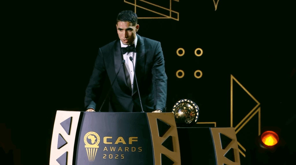 Achraf Hakimi recevant le Ballon d’or africain 2025 lors des CAF Awards à Rabat, entouré d’autres lauréats marocains.