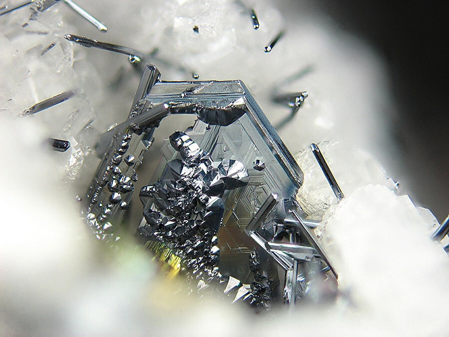 Les trésors oubliés d'Aouli et Mibladen : quand la recherche de minéraux fait vivre une population oubliée