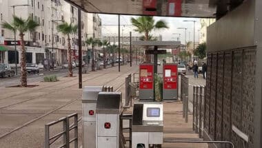 Six mois de prison ferme pour dégradation d’un distributeur automatique du tramway à Casablanca