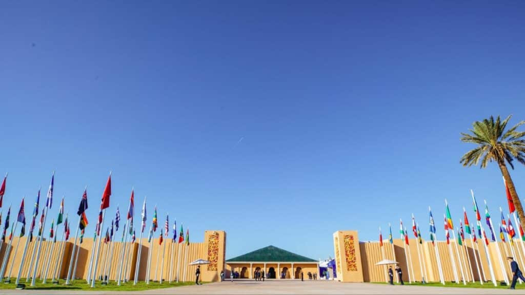 La DGSN signe un show de drones spectaculaire pour la 93ᵉ AG d’Interpol à Marrakech