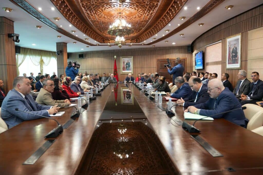 Séance de la commission des finances à la Chambre des conseillers lors de l’examen des amendements au PLF 2026.