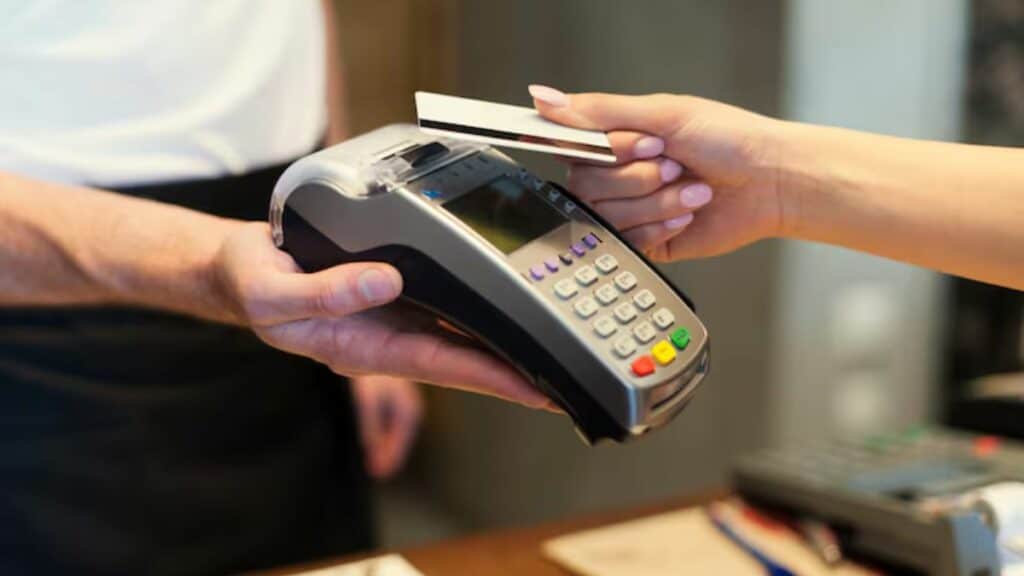 L’Office des Changes autorise l’achat de devises par carte bancaire
