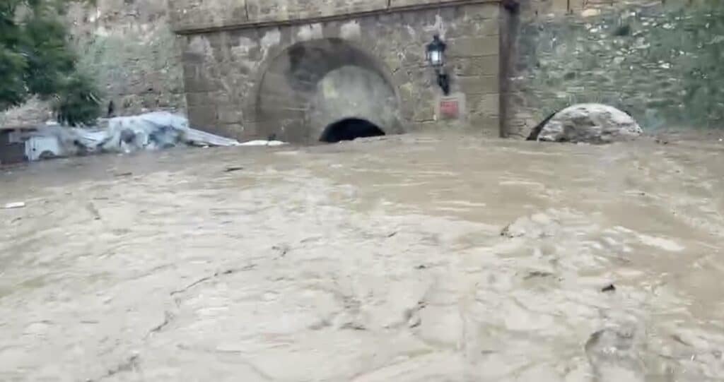 Crue soudaine à Safi : eaux boueuses submergeant un pont
