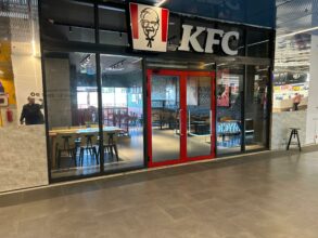 F'bladna Teb9a, KFC célèbre la CAN avec les supporters marocains