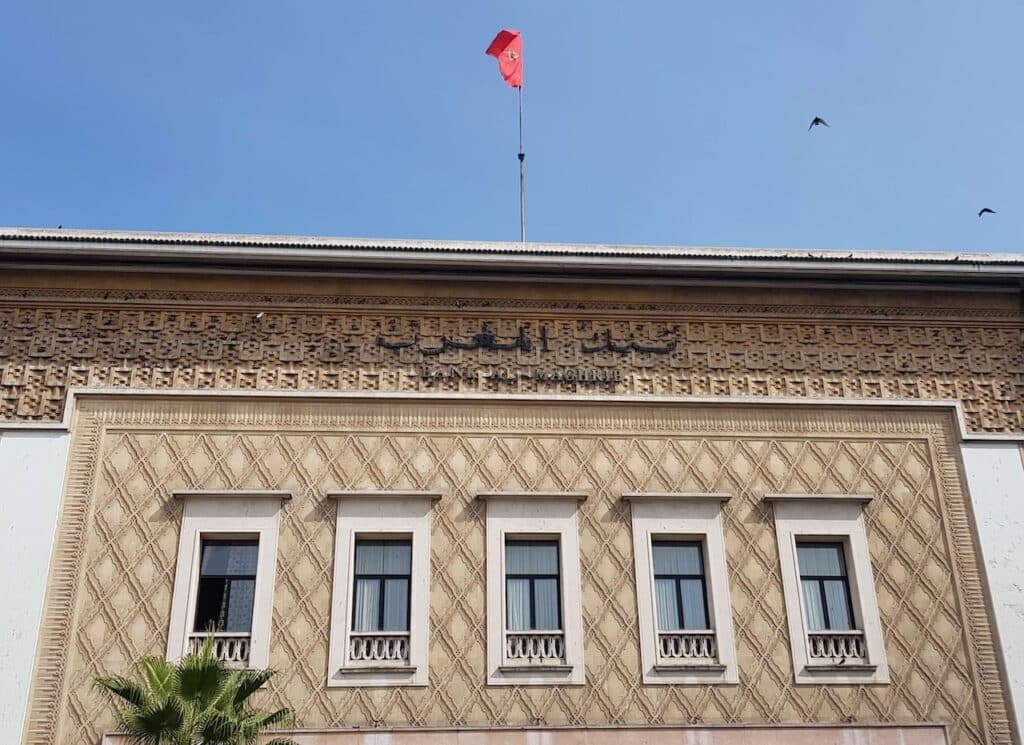 Façade du siège de Bank Al-Maghrib à Casablanca avec drapeau marocain