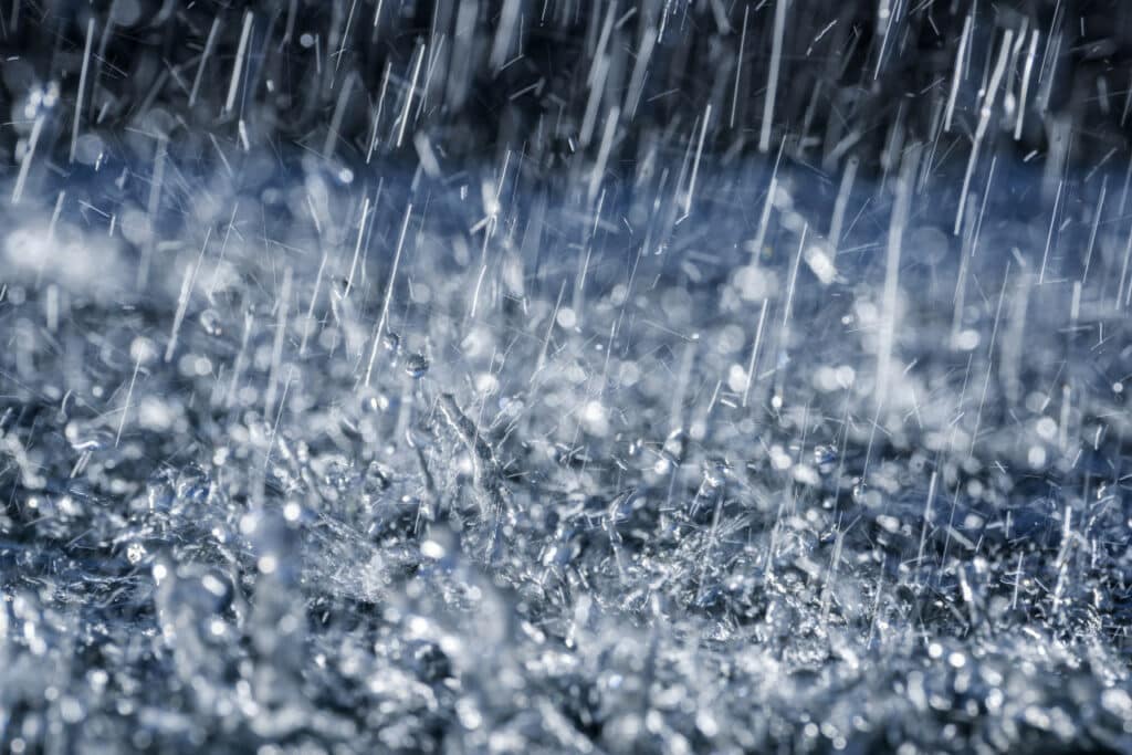 Chutes de neige, averses orageuses, fortes rafales de vent et temps froid dès ce lundi