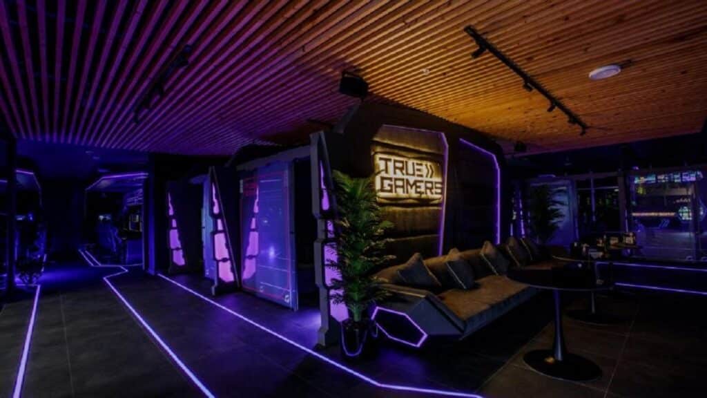 Intérieur de l’espace de gaming True Gamers à Casablanca avec stations de jeu et éclairage futuriste.