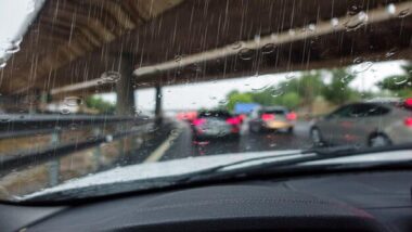 Fortes pluies et rafales de vent : vigilance sur plusieurs axes autoroutiers
