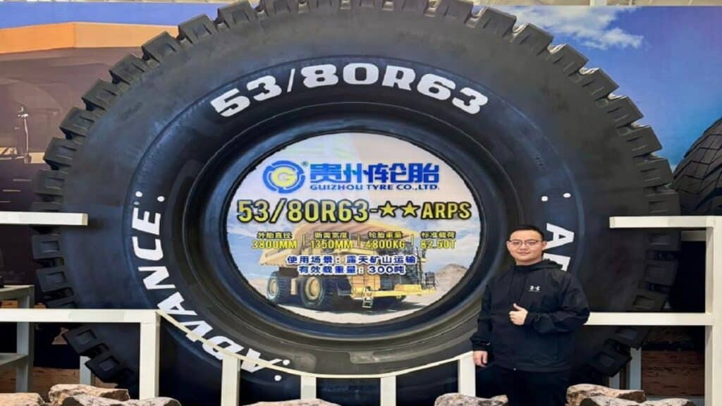 Pneu industriel exposé dans une usine du groupe chinois Guizhou Tire lors d’une visite du site en Chine.